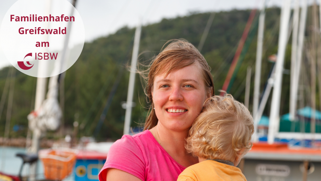 Frau mit Kleinkind auf dem Arm und im Hintergrund sind Segelboote. Logo Familienhafen Greifswald am ISBW